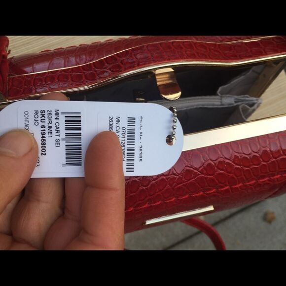 Sei red faux crocodile skin purse, brand new, gold hardware, beautiful, 5x7.5 in - Picture 7 of 8